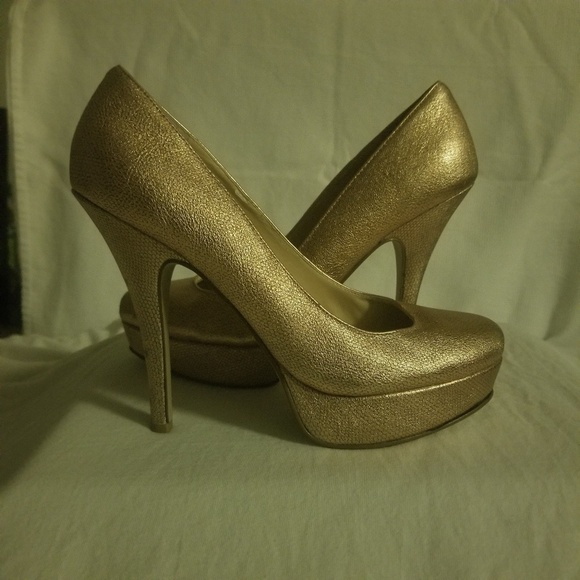 Enzo Angiolini metallic rose gold pump